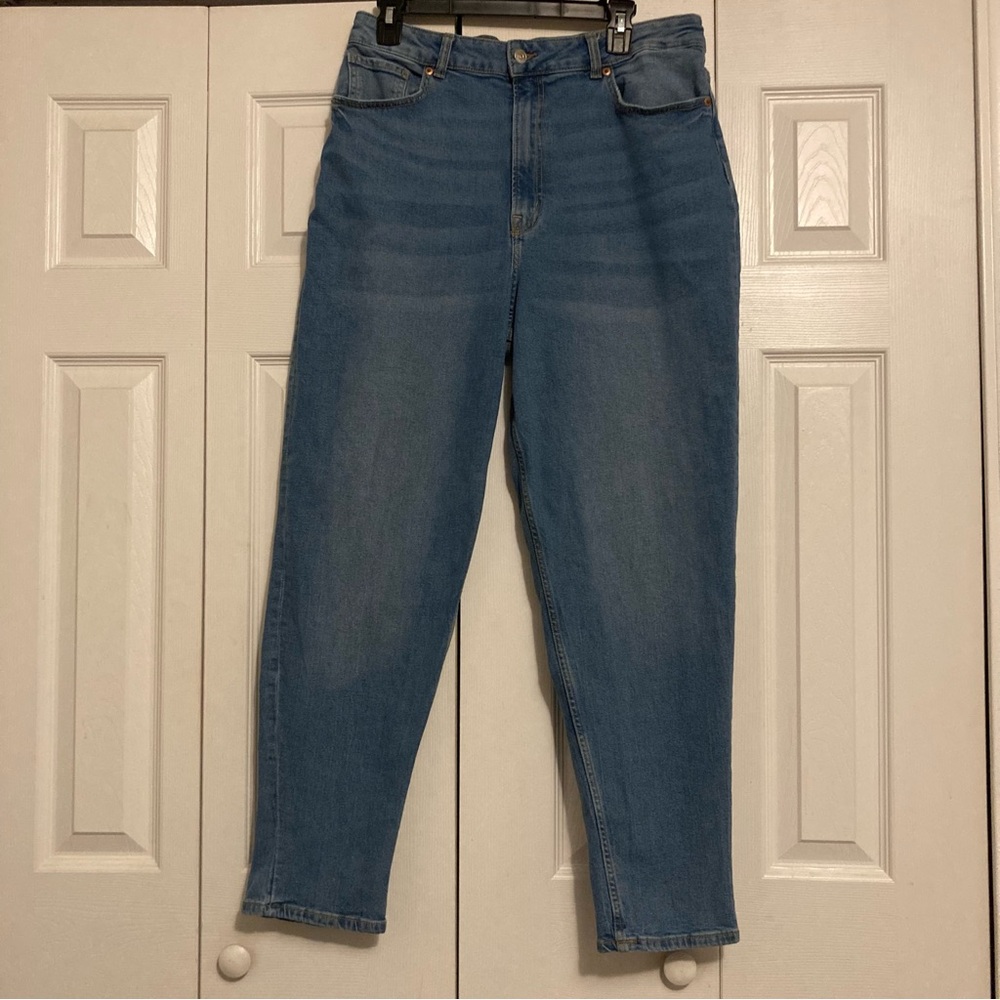 H&M size 14 high waist light wash denim blue jeans curvy fit skinny straight leg